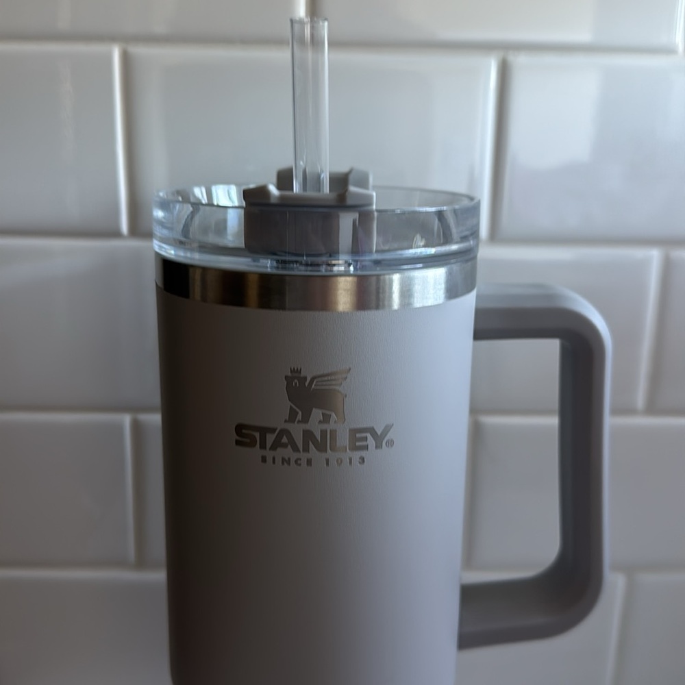 ⬇️⭐️ Stanley Adventure Quencher 40z Travel Tumbler in Ash Gray - Picture 2 of 8